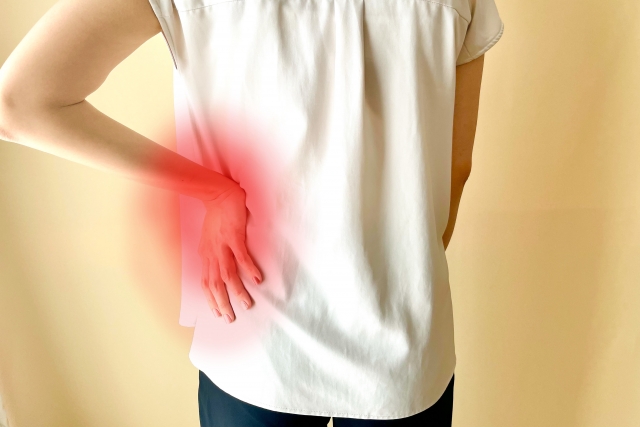 座っているだけで腰に負担がかかっています
